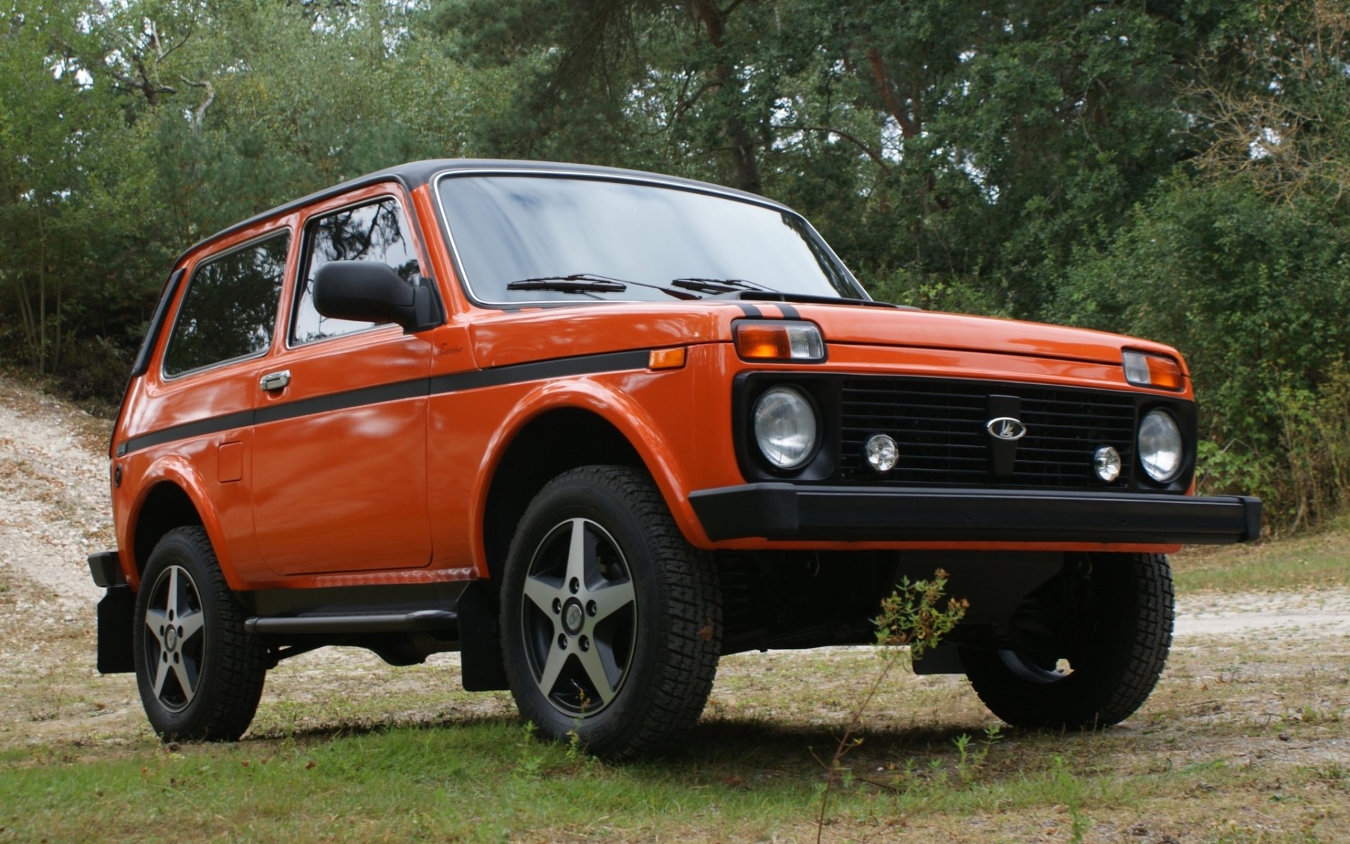 lada 4x4 reina niva jeep suv frente naranja tuning bosque fondo