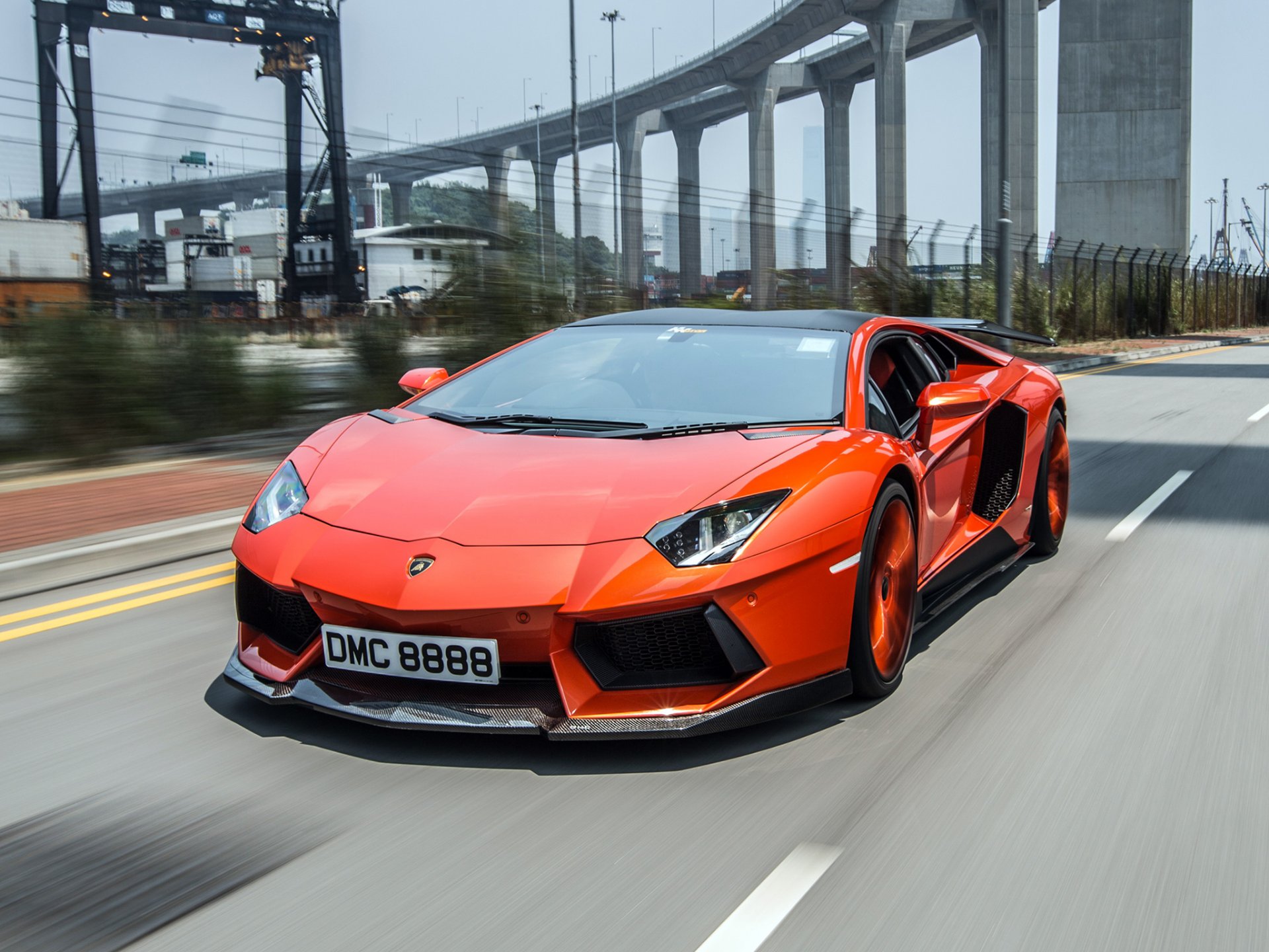 lamborghini aventador lp900-4 molto veloce aventador vista frontal tráfico puente carretera