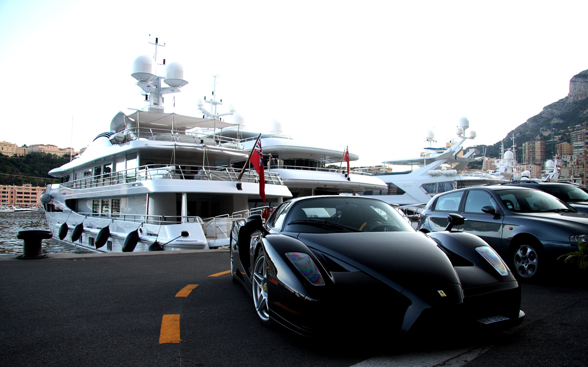 ferrari enzo czarna parking jacht góry miasto