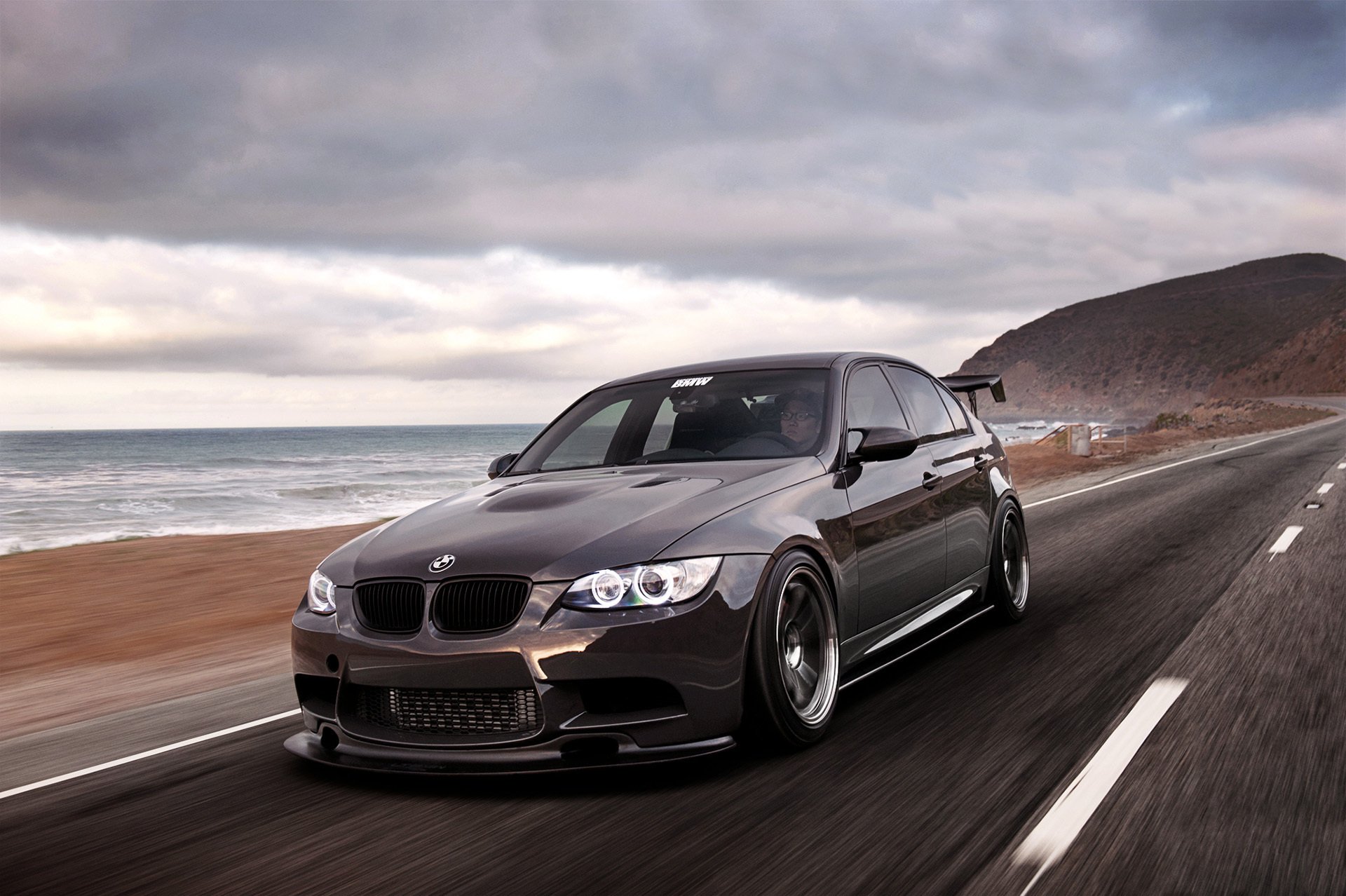 bmw 3 série 335i e90 noir avant bmw mer plage route vitesse