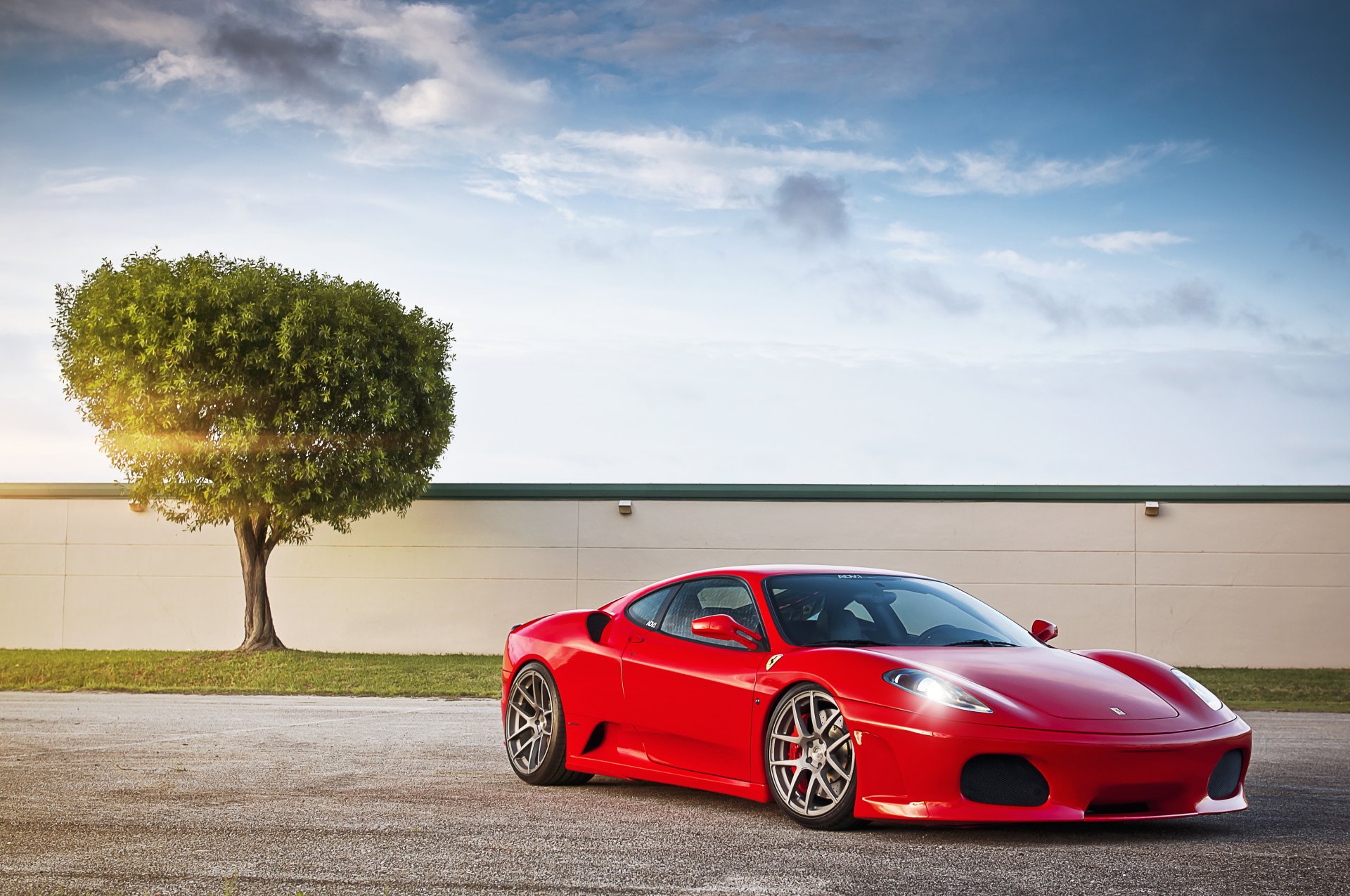 ferrari f430 rosso ferrara rosso albero cielo nuvole sole abbagliamento