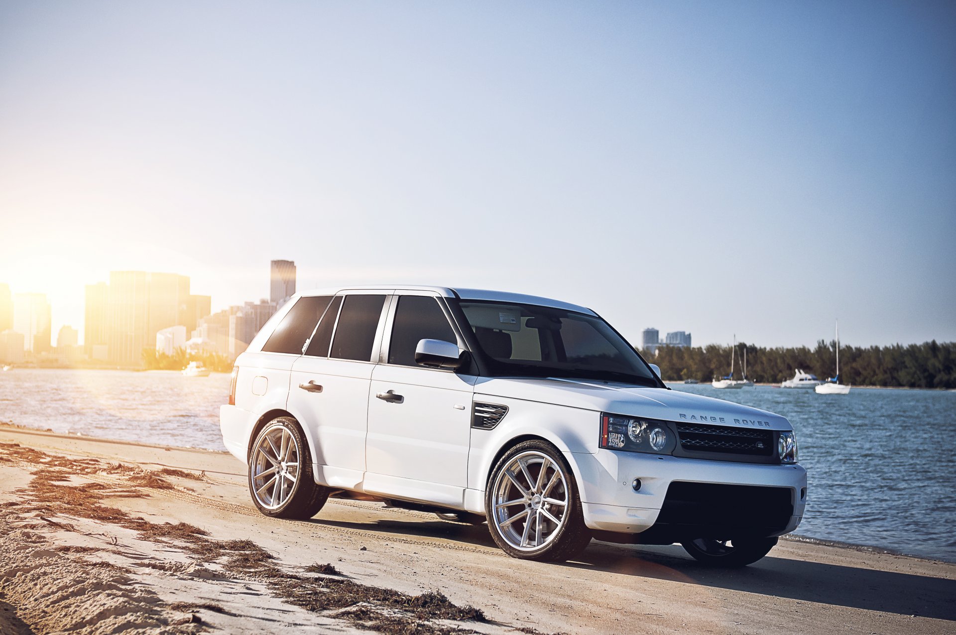 land rover range rover sport weiß land rover range rover stadt metropole strand sand fluss yachten sonne blendung