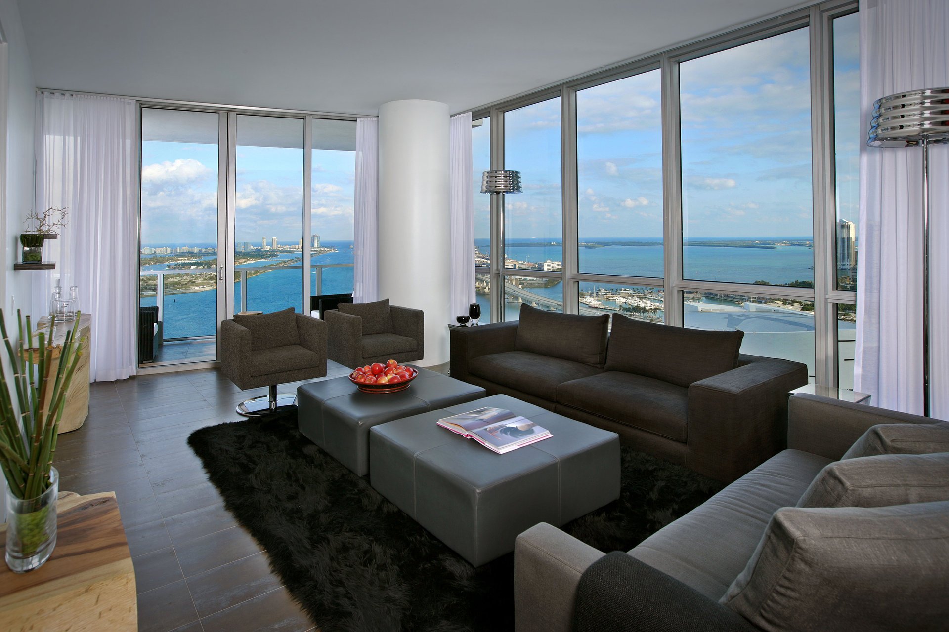 chambre vue de la fenêtre intérieur pont appartement ville