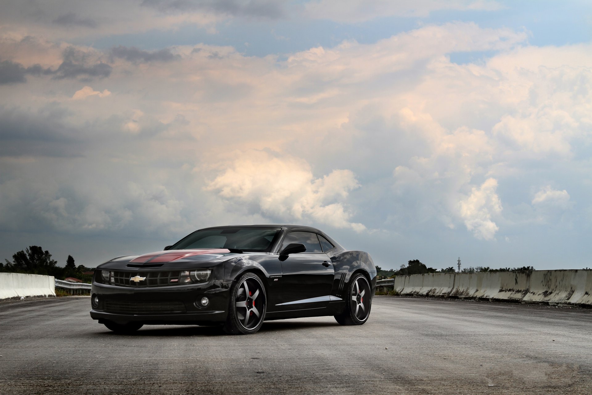 chevrolet camaro ss blacksky облака шевроле камаро красные полосы дорога небо тучи