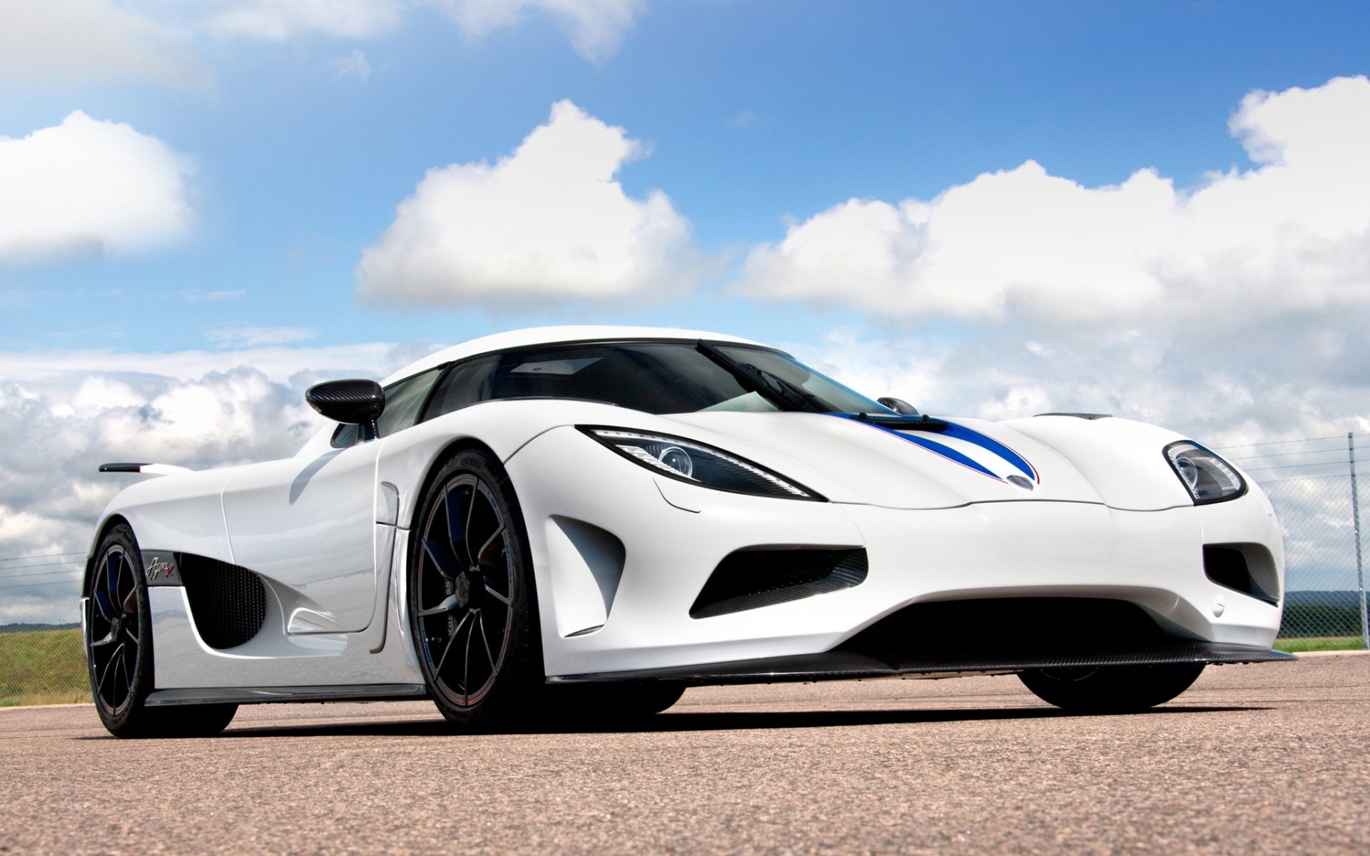 koenigsegg agera r agera r supersamochód hipercar przód biały niebo chmury