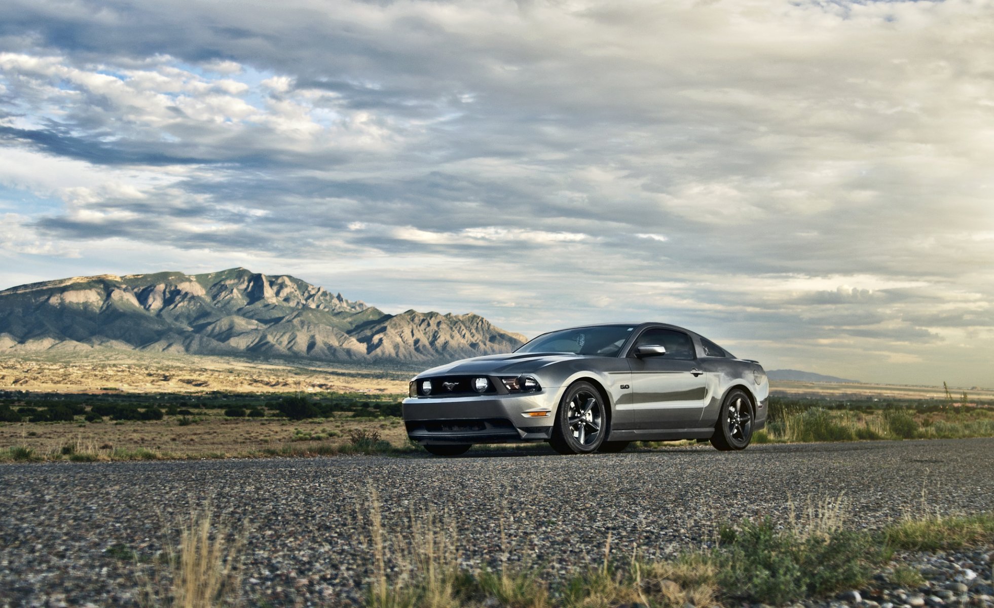 ford mustang 5.0 gt srebrny muscle car przód srebrny muscle car góry niebo