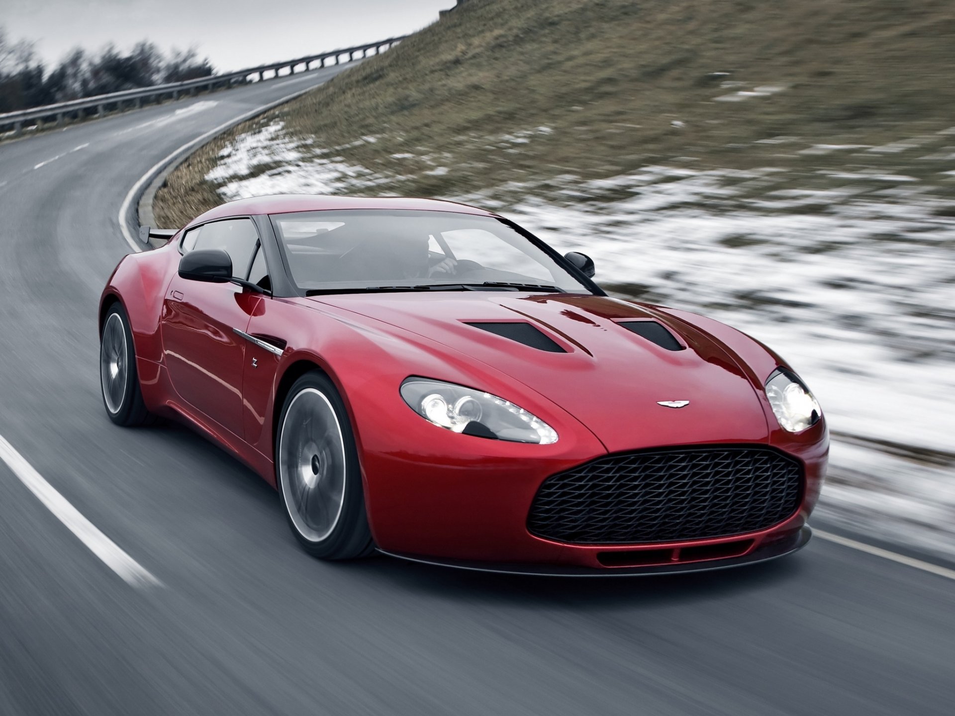 aston martin v12 zagato астон мартин в12 загато суперкар.красный передок красивая машина дорога снег