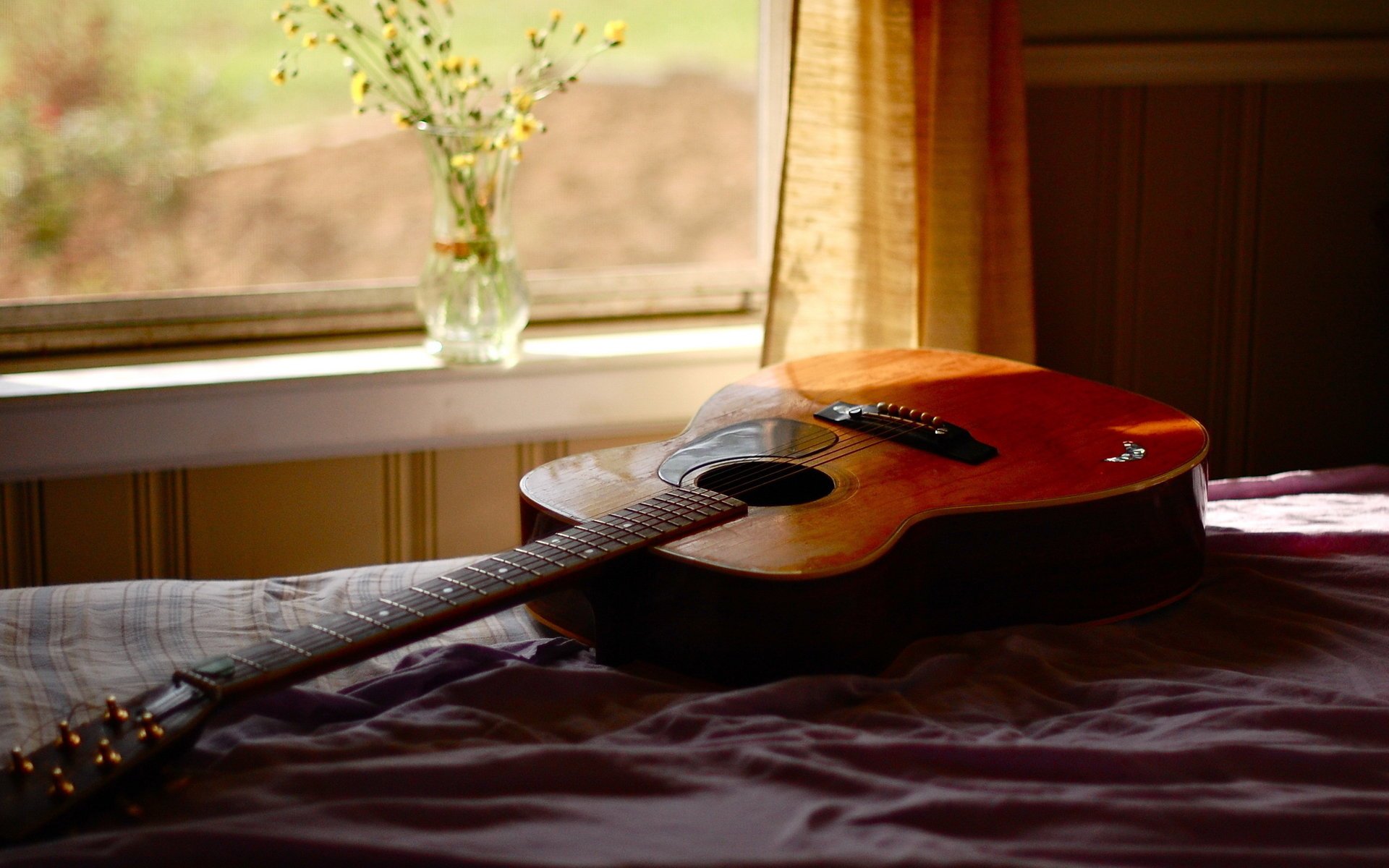 chambre fenêtre guitare