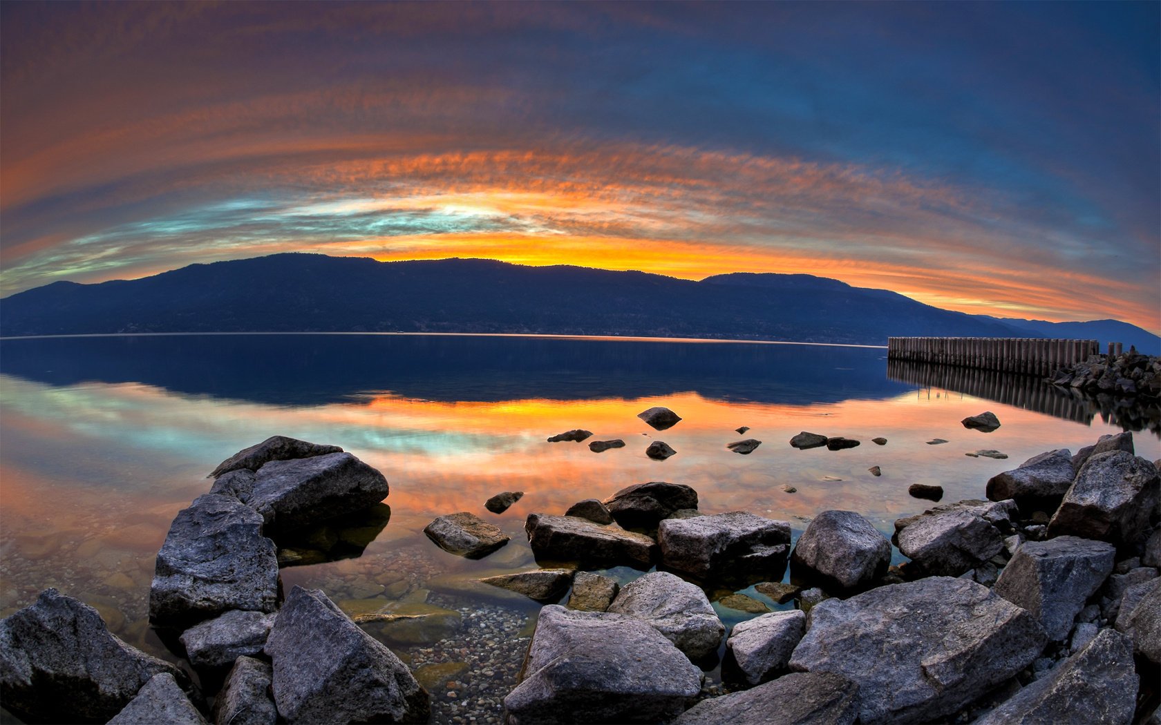 coucher de soleil lac pierres