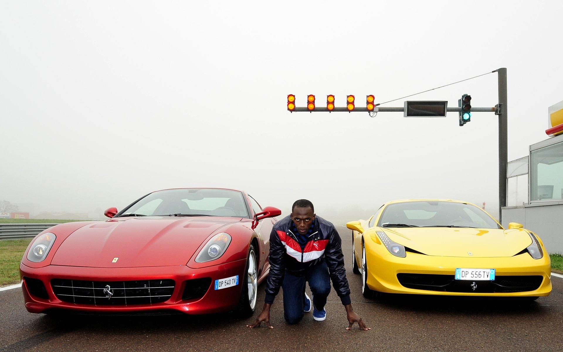 usain bolt mężczyzna sportowiec sprinter biegacz mistrz świata mistrz olimpijski supersamochody ferrari gtb fiorano i italia ferrari żółty czerwony przód start tło