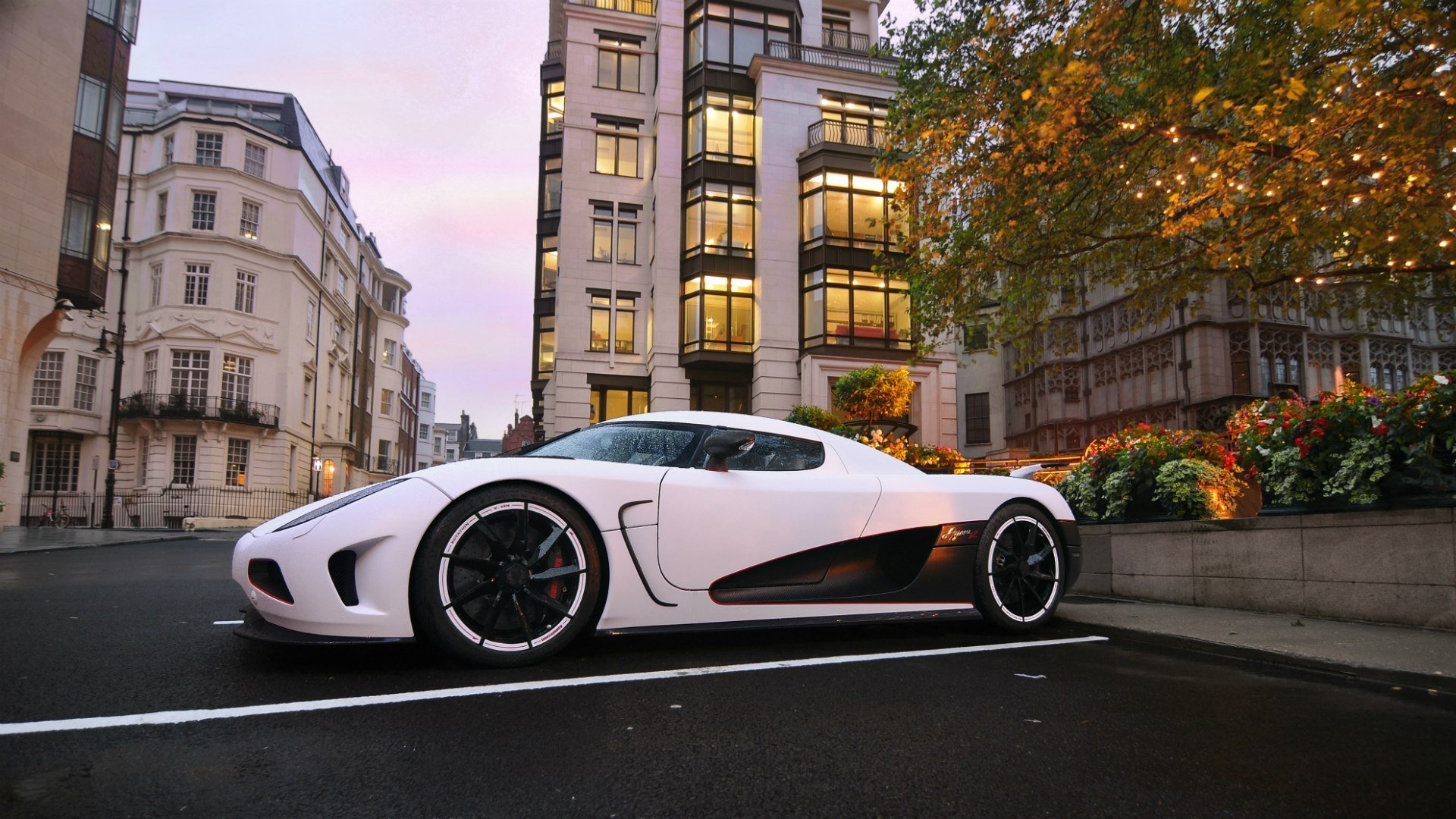 koenigsegg agera hypercar straße abend