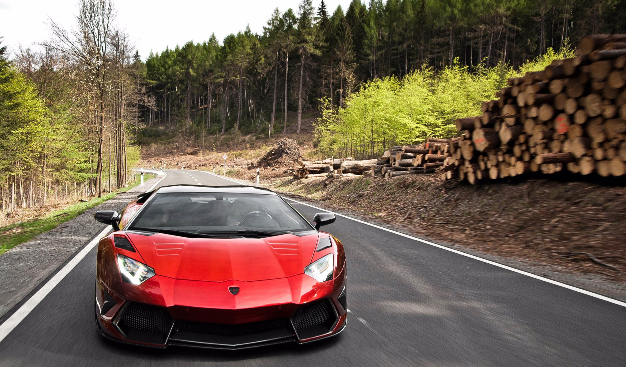 lamborghini aventador mansory lamborghini aventador mansory trafic route asphalte forêt pins rondins