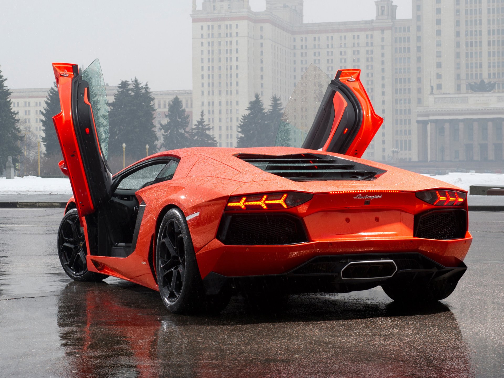 aventador lp700-4 lamborghini ламборджини авентадор лп700-4 двери вид сзади ели здания оранжевая