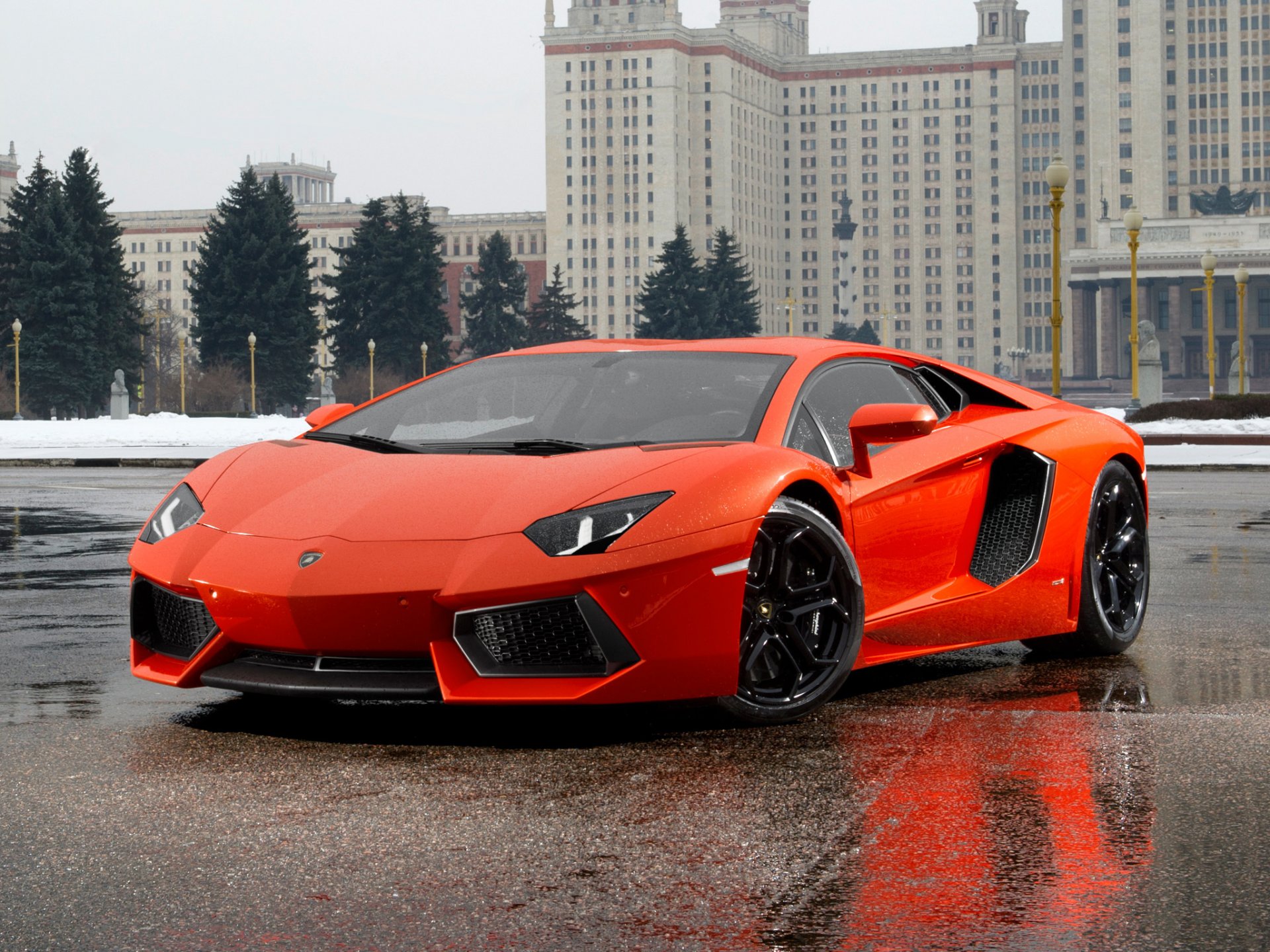 aventador lp700-4 lamborghini ламборгини аветадор оранжевый вид спереди здание ели суперкар