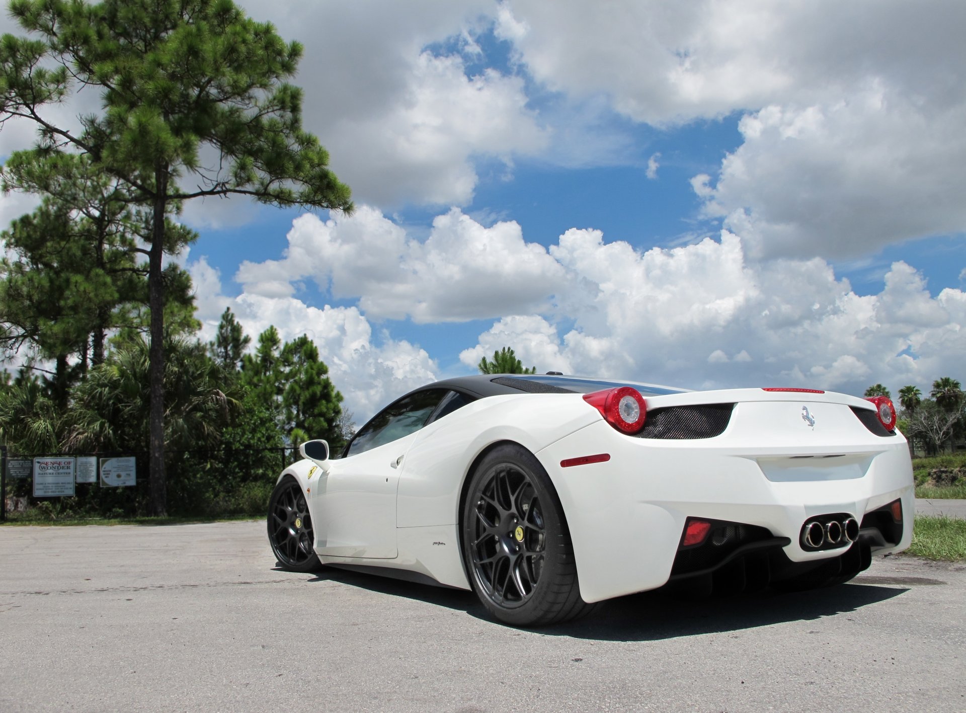 ferrari 458 italia weiß schwarz räder himmel ferrari italien felgen rückansicht wolken bäume geländer schwarzes dach