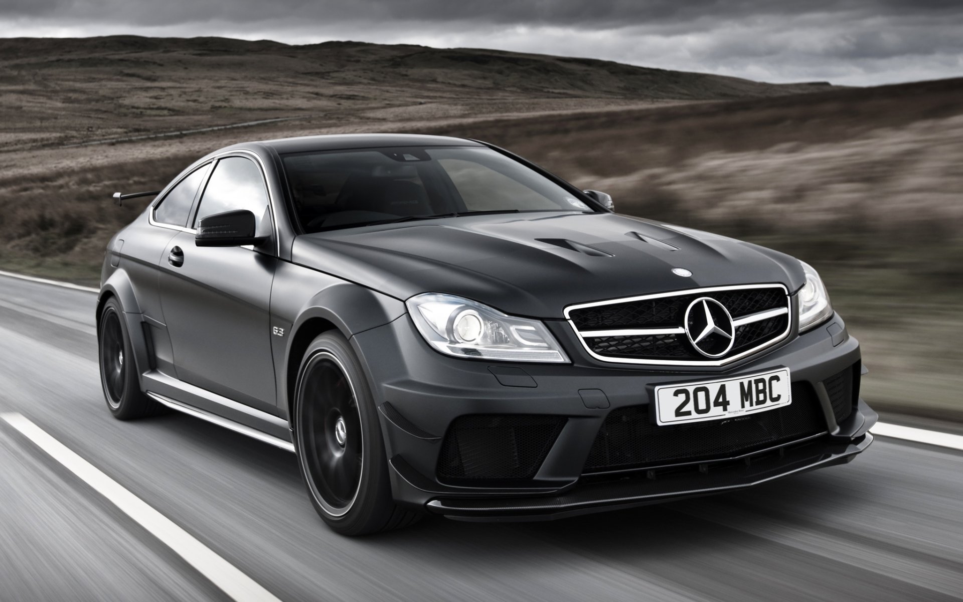 mercedes-benz c63 amg black series купе мерседес ц63 амг блэк эдишн суперкар передок дорога небо