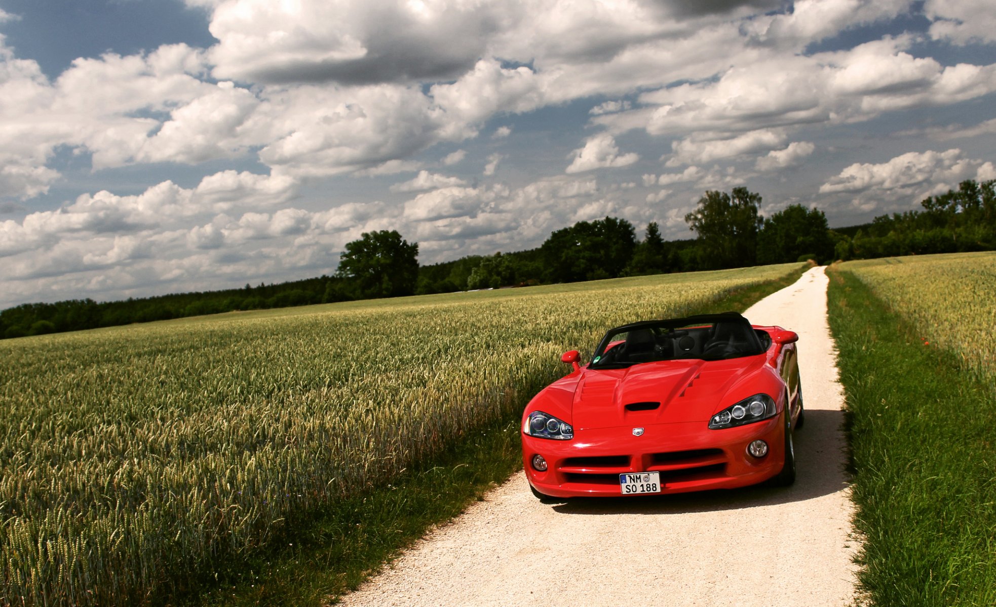 schivare vipera cento 10 dodge viper rosso natura campo nuvole