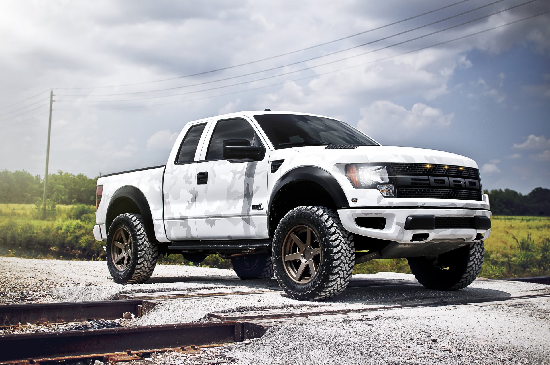 ford f-150 svt raptor blanco raptor pintura de camuflaje camioneta cielo nubes rieles