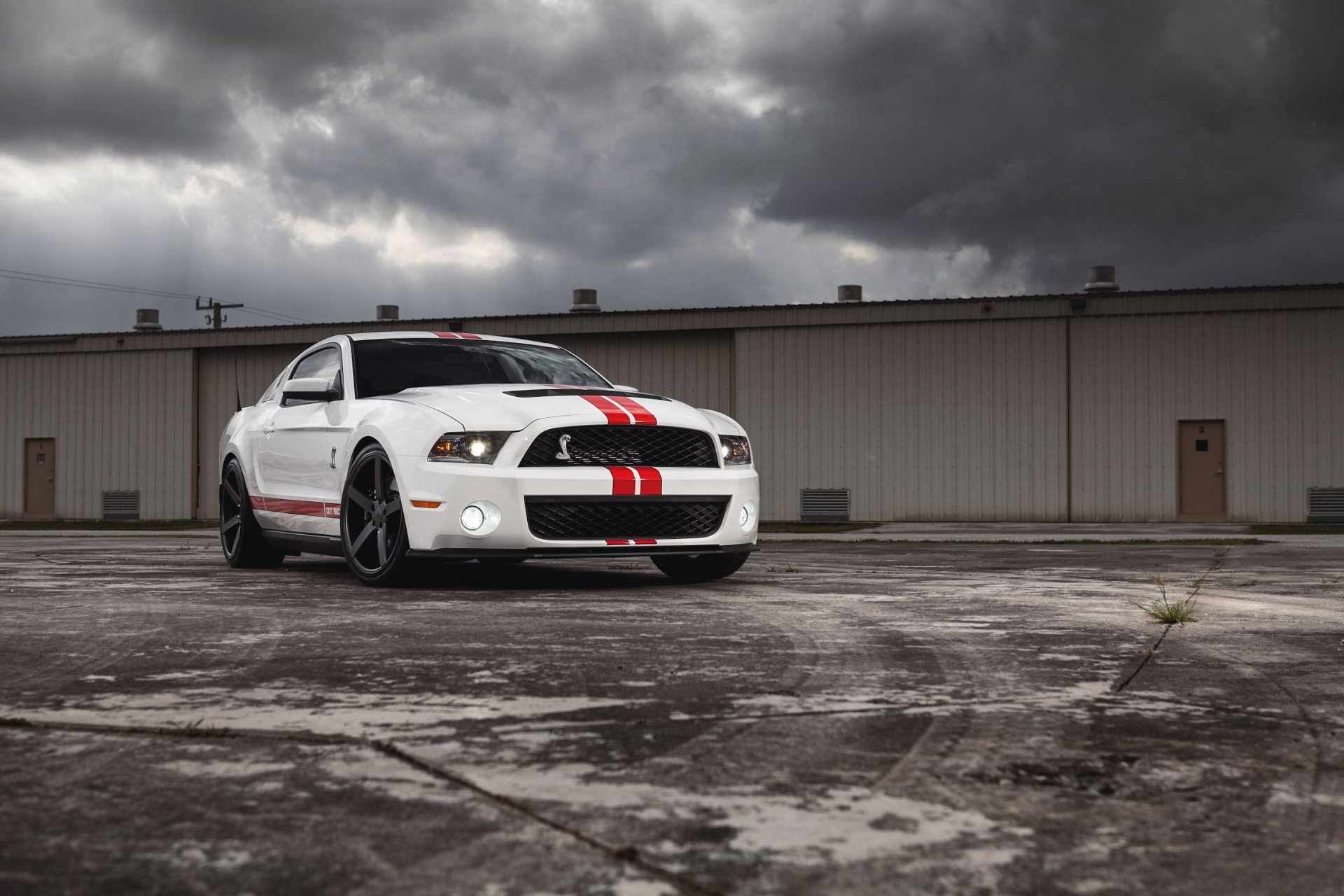 ford mustang gt500 shelby muscle car bianco muscle car strisce rosse nuvole costruzione