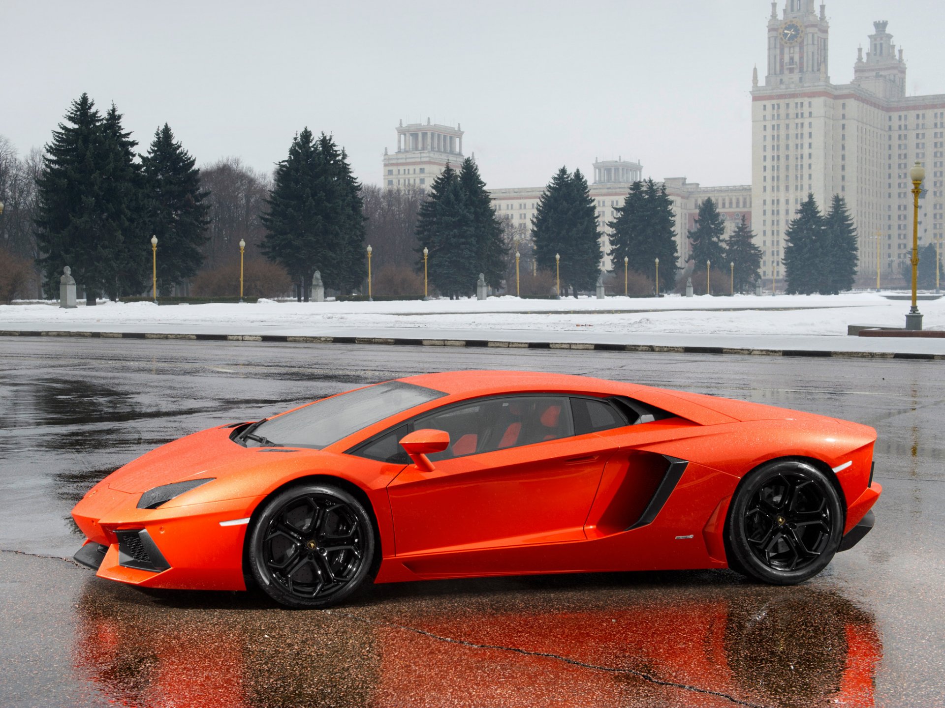 aventador lp700-4 lamborghini ламборджини авентадор вид сбоку ели здание