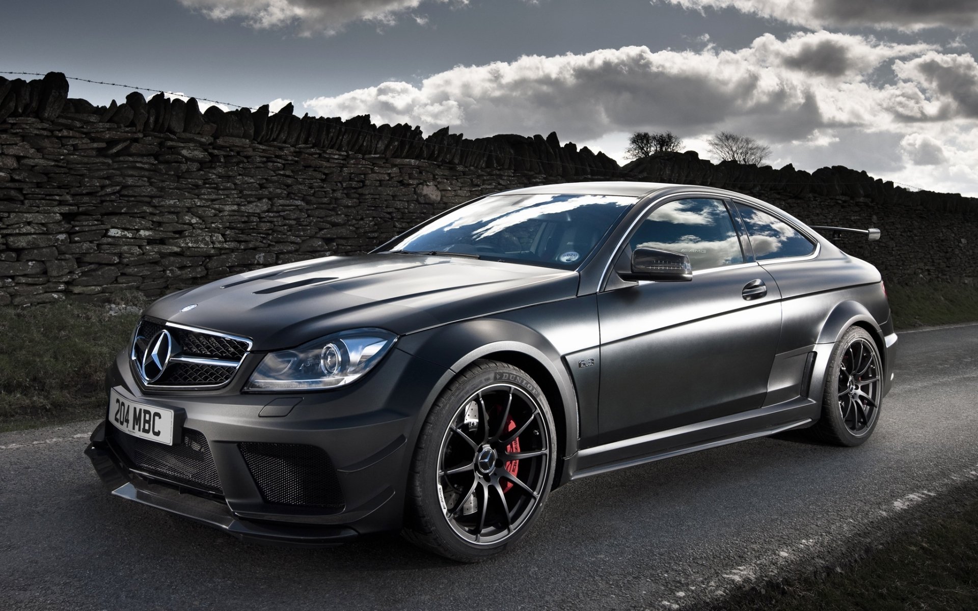 mercedes-benz c63 amg serie nera coupé mercedes amg anteriore strada cielo