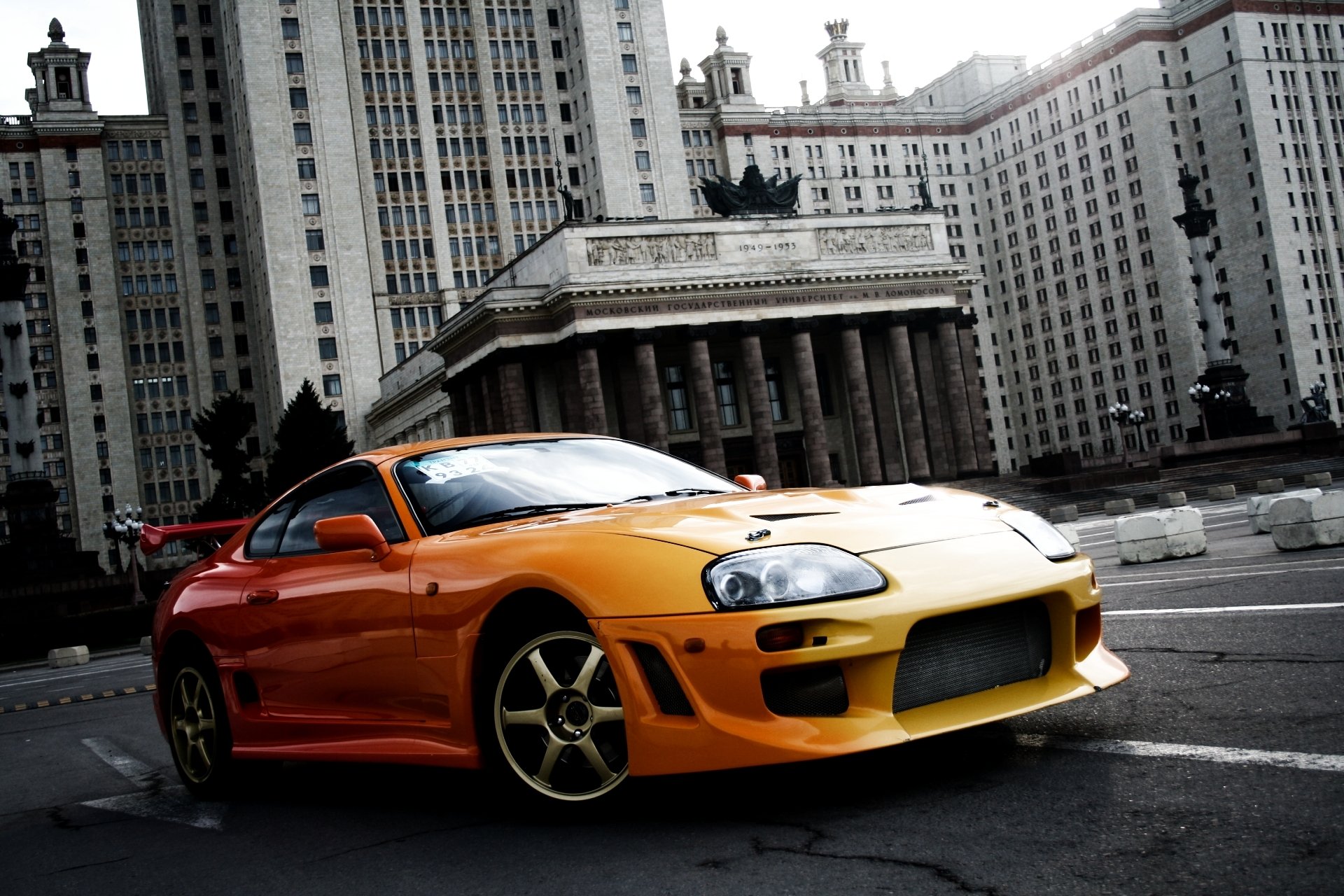 toyota ci-dessus toyota supra voiture de sport orange ancêtre tuning bâtiment msu arrière-plan