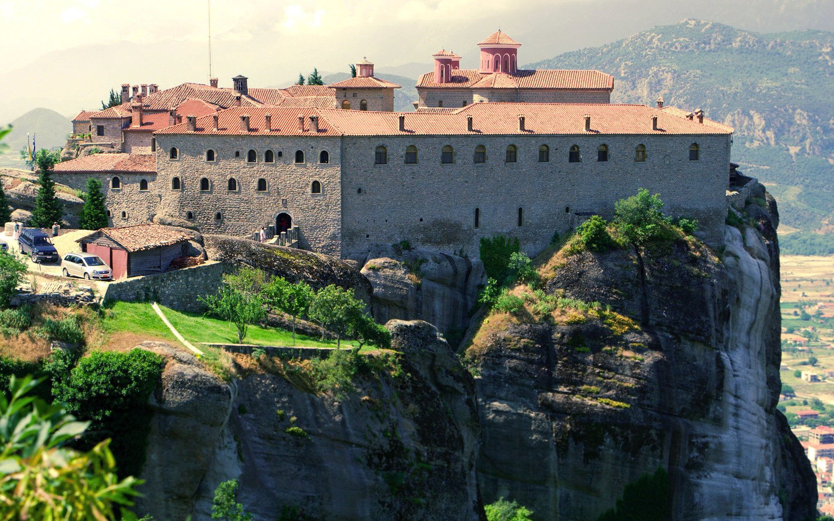 unten stadt in berge felsen schloss