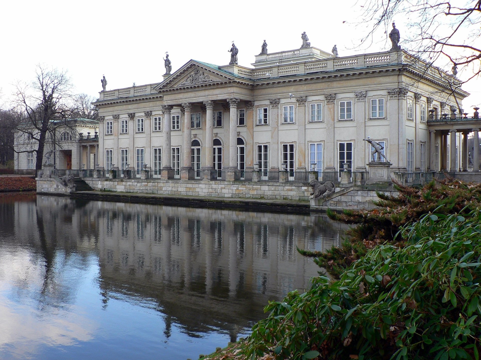 pałac łazienkowski architektura jezioro niebo