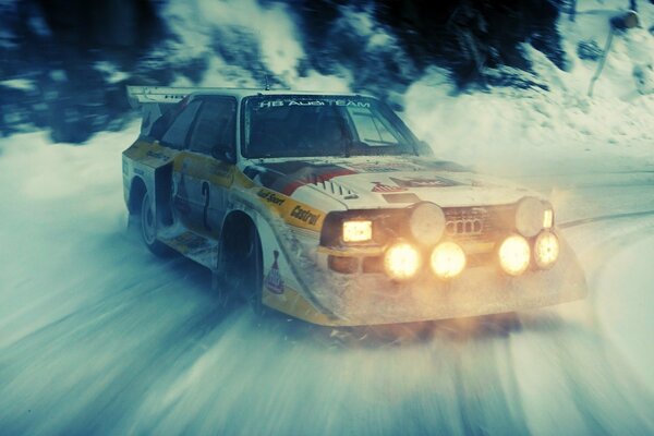 Audi Quattro sur la route enneigée Drift