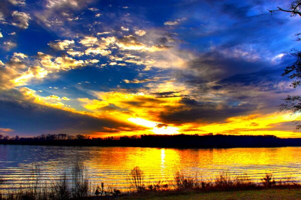 Incroyable coucher de soleil sur le paysage de la mer