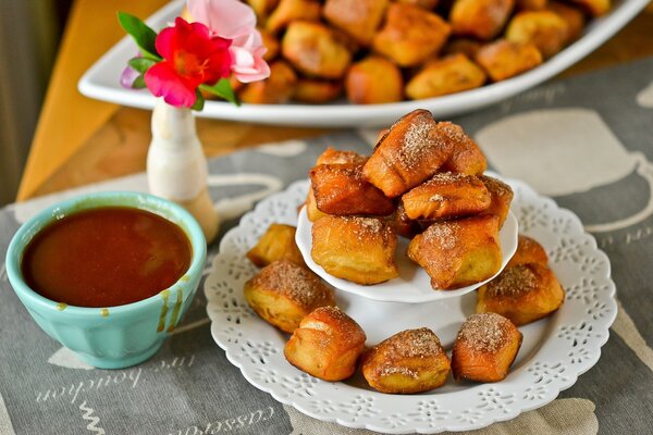 Buffet de hornear con flores en un hermoso plato