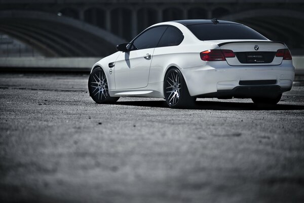 BMW blanco como la nieve posa en el quinto círculo