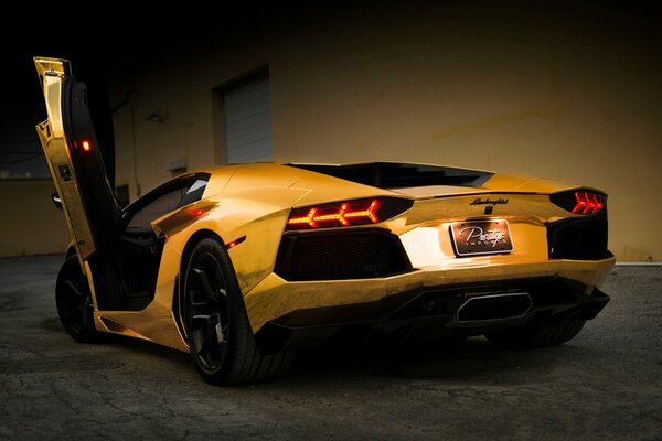 Nacht Goldener Lamborghini Avendator LP700-4