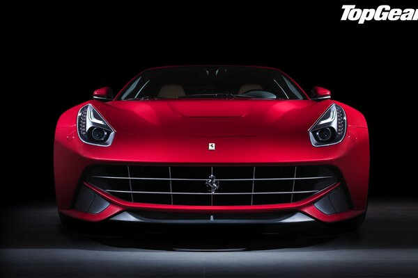 Ferrari F12 en el garaje rojo en la penumbra