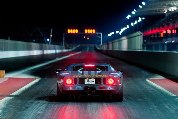 Ford JT in pista di notte