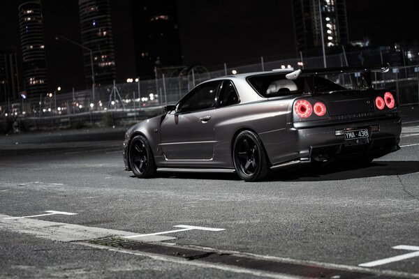 Nissan Skyline pędzi nocną drogą