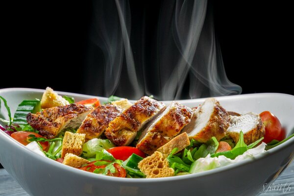 Schöner Salat mit heißem Huhn