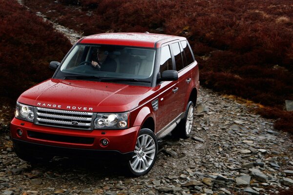 Range Rover rosso sulla strada rocciosa