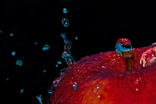 Gouttes d eau sur la pomme. Prise de vue macro