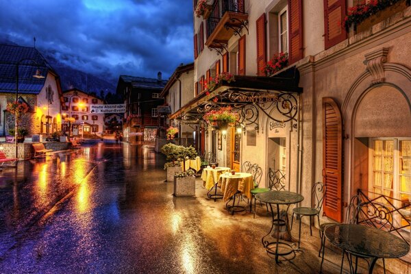 Calle Suiza con cafés y mesas