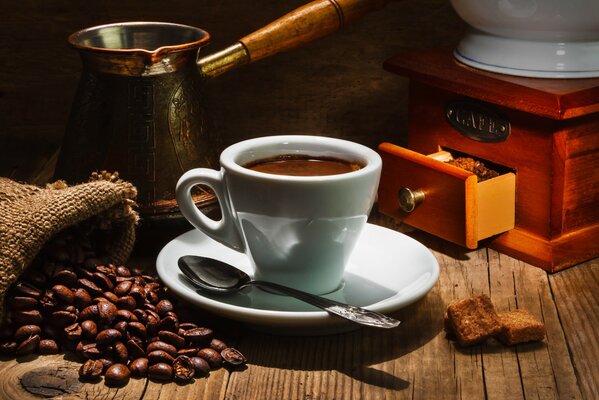 Cuillère à café de raffinage, grains moulus dans une tasse