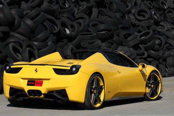 Gelbe Ferrari 458 Italien auf Reifen Hintergrund