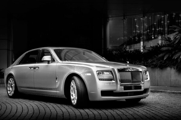 Luxuriöser Rolls-Royce Vorderansicht in der Nacht auf Pflastersteinen