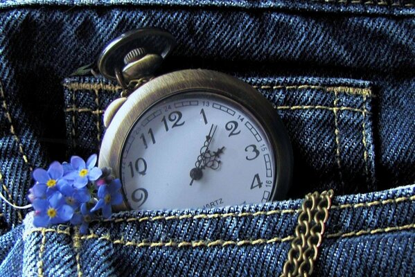 Reloj de bolsillo en jeans y lila azul