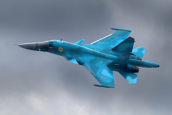 Bombardero su-34 contra un cielo gris