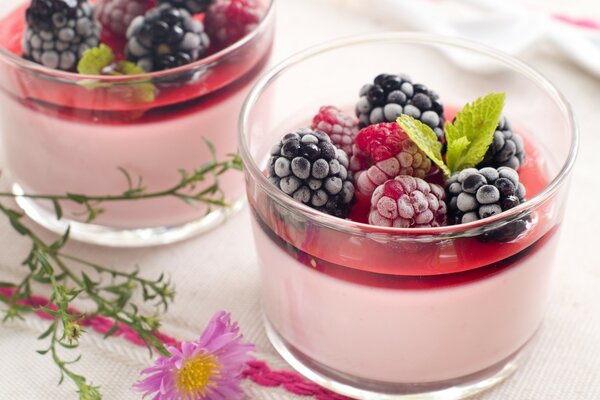 Postre en una taza con bayas frescas