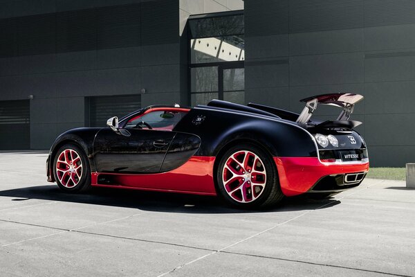 Voiture grand sport sur fond de bâtiment