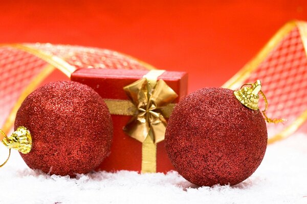 Bolas de Navidad rojas y Caja de regalo
