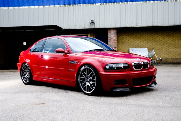 Voiture de sport rouge sur un parking vide