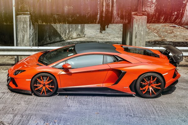 Elegancka pomarańczowa Lamborghini aventador lp900